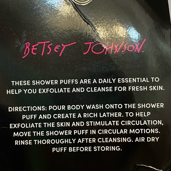 New in box Betsey Johnson 2 pack pink shower puffs - Picture 7 of 8